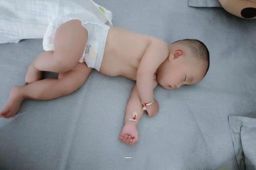 延边几个月宝宝会抬头